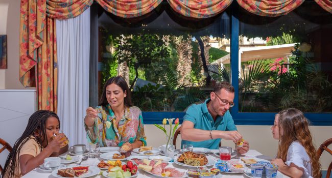 Hotel Caesar Palace - Familie beim Fruehstueck im Restaurant Tindari